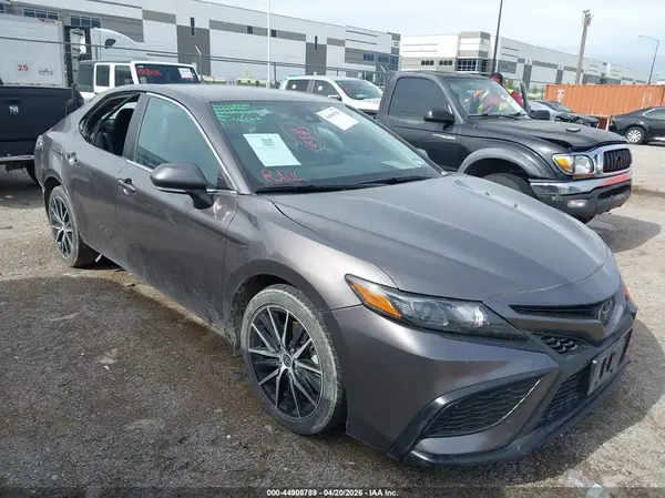 4T1G11AK1NU684439 2022 TOYOTA CAMRY - Image 1