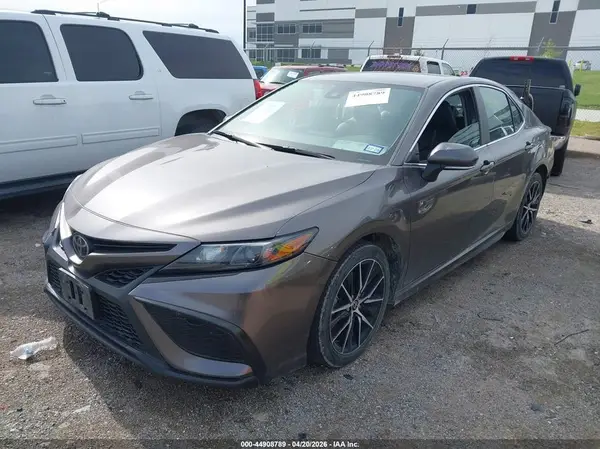 4T1G11AK1NU684439 2022 TOYOTA CAMRY - Image 2