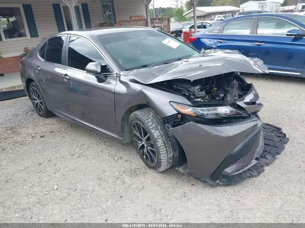 4T1G11AK1NU686269 2022 TOYOTA CAMRY - Image 1