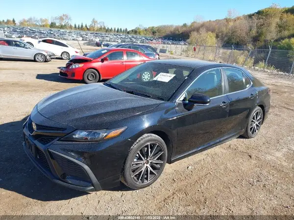 4T1G11AK1NU689432 2022 TOYOTA CAMRY - Image 2