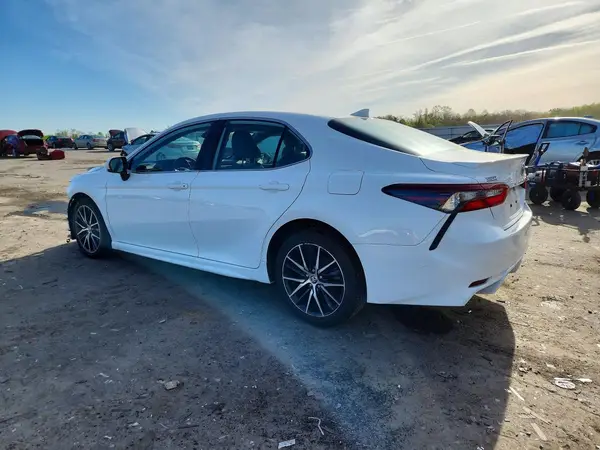 4T1G11AK1NU691231 2022 TOYOTA CAMRY - Image 2