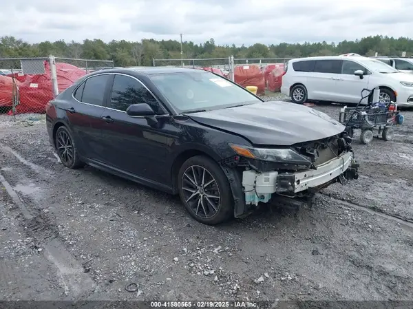 4T1G11AK1NU696817 2022 TOYOTA CAMRY - Image 1