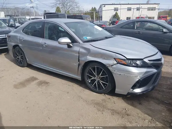 4T1G11AK1NU698275 2022 TOYOTA CAMRY - Image 1