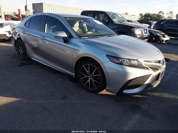 4T1G11AK1NU699832 2022 TOYOTA CAMRY - Image 1