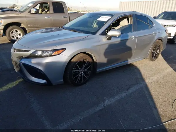 4T1G11AK1NU699832 2022 TOYOTA CAMRY - Image 2