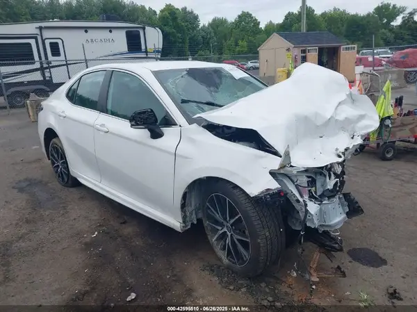 4T1G11AK1NU700638 2022 TOYOTA CAMRY - Image 1