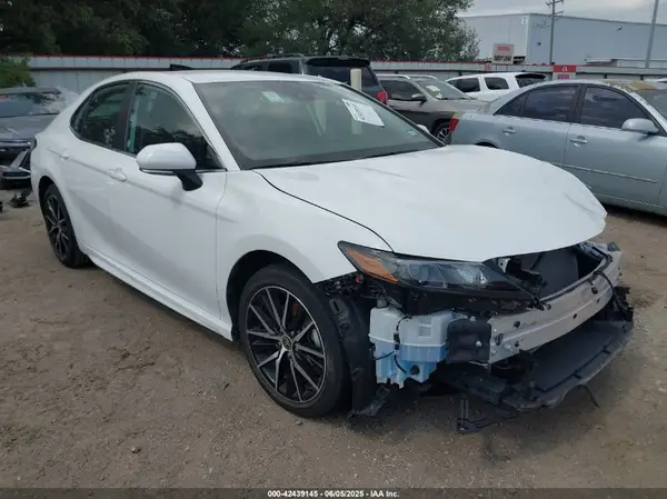 4T1G11AK1RU240421 2024 TOYOTA CAMRY - Image 1