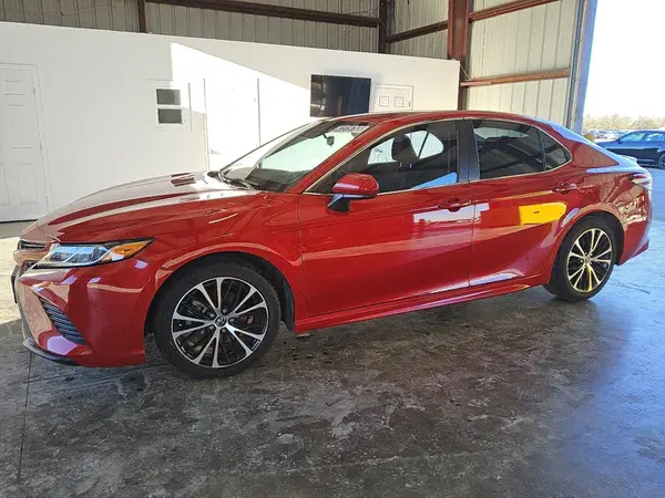 4T1G11AK2LU320592 2020 TOYOTA CAMRY - Image 1