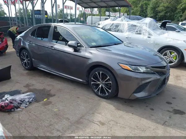4T1G11AK2LU926944 2020 TOYOTA CAMRY - Image 1