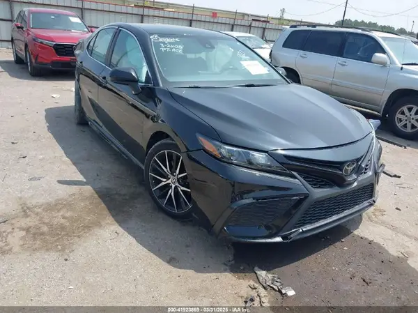 4T1G11AK2MU409127 2021 TOYOTA CAMRY - Image 1