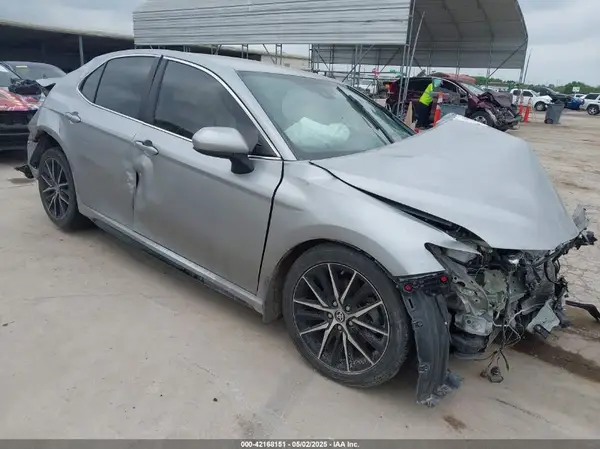 4T1G11AK2MU422475 2021 TOYOTA CAMRY - Image 1