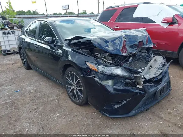 4T1G11AK2MU425585 2021 TOYOTA CAMRY - Image 1