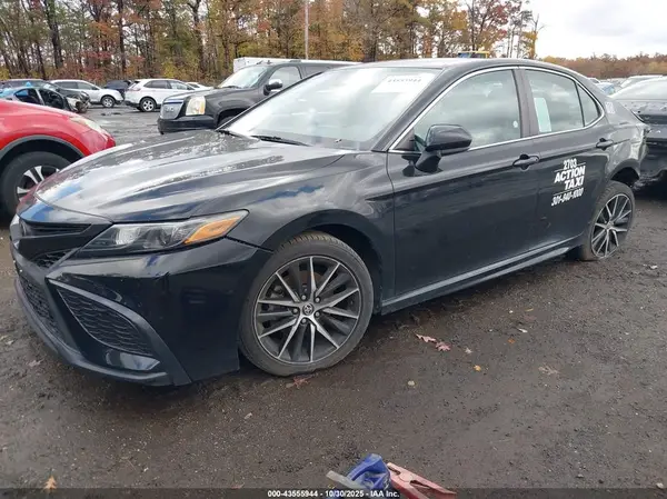 4T1G11AK2MU428597 2021 TOYOTA CAMRY - Image 2