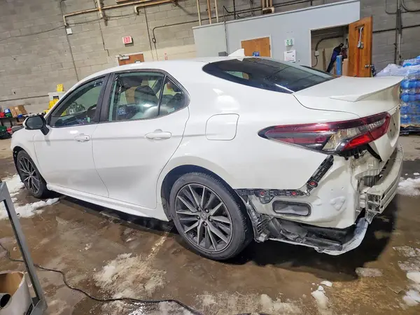 4T1G11AK2MU452446 2021 TOYOTA CAMRY - Image 2