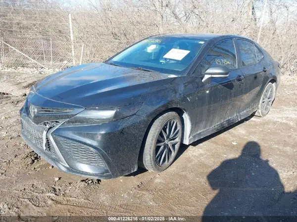 4T1G11AK2MU456433 2021 TOYOTA CAMRY - Image 2