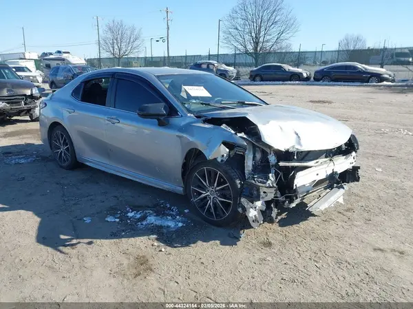 4T1G11AK2MU460997 2021 TOYOTA CAMRY - Image 1