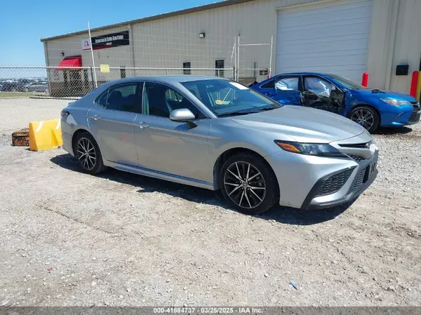 4T1G11AK2MU464824 2021 TOYOTA CAMRY - Image 1