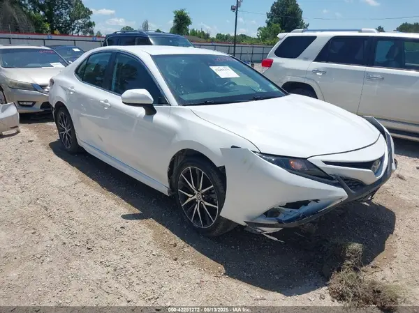 4T1G11AK2MU477668 2021 TOYOTA CAMRY - Image 1