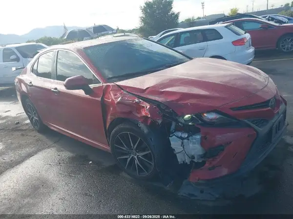 4T1G11AK2MU480702 2021 TOYOTA CAMRY - Image 1