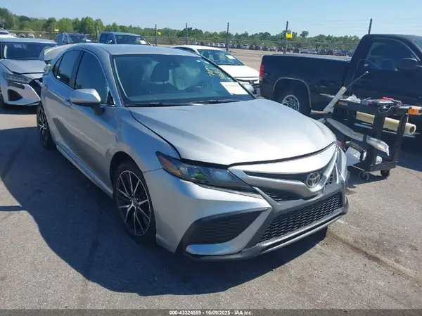 4T1G11AK2MU489318 2021 TOYOTA CAMRY - Image 1
