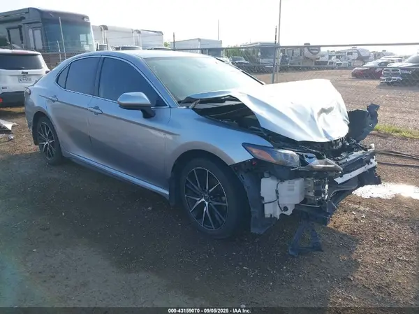 4T1G11AK2MU512631 2021 TOYOTA CAMRY - Image 1