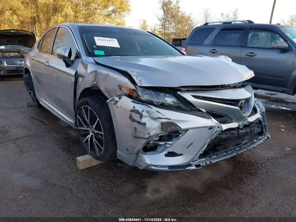 4T1G11AK2MU524990 2021 TOYOTA CAMRY - Image 1