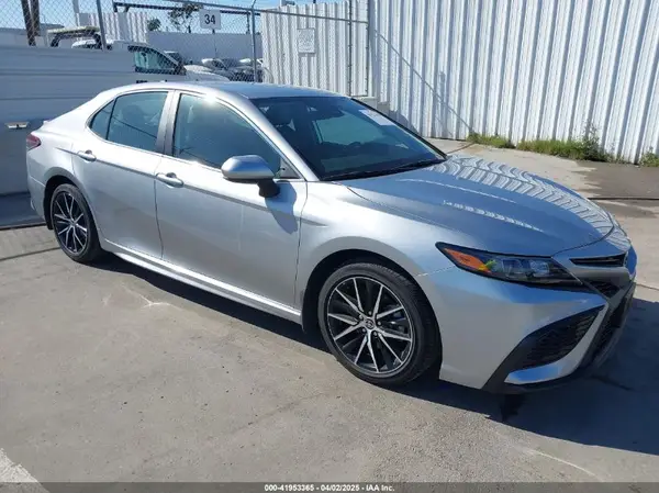 4T1G11AK2MU539134 2021 TOYOTA CAMRY - Image 1