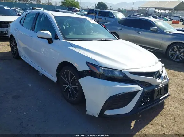 4T1G11AK2MU545807 2021 TOYOTA CAMRY - Image 1