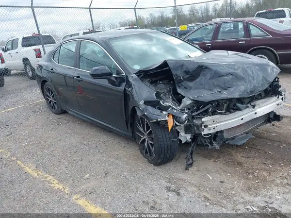 4T1G11AK2MU548996 2021 TOYOTA CAMRY - Image 1