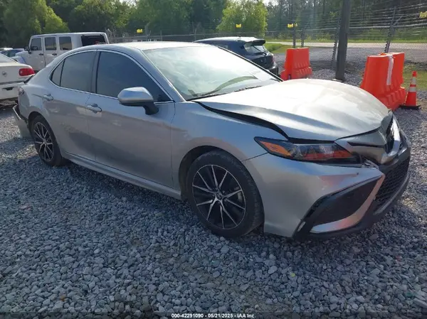 4T1G11AK2MU556919 2021 TOYOTA CAMRY - Image 1