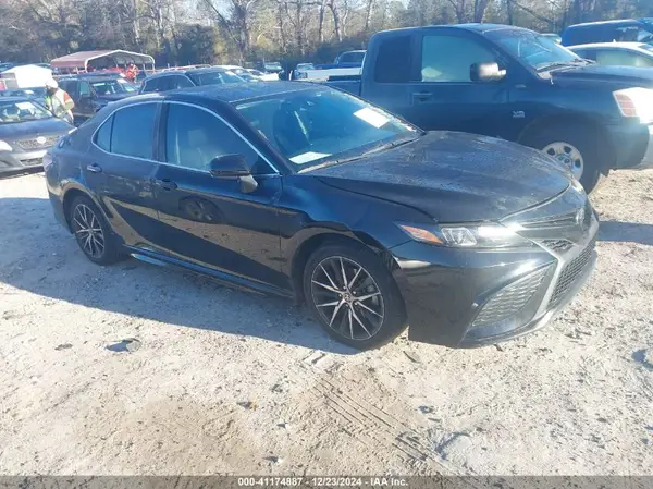 4T1G11AK2MU557813 2021 TOYOTA CAMRY - Image 1