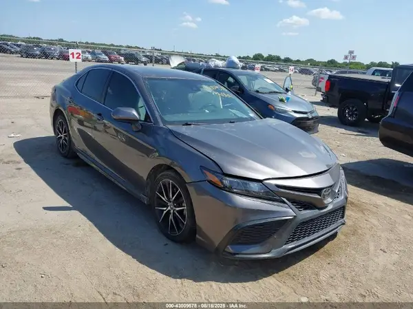 4T1G11AK2MU562851 2021 TOYOTA CAMRY - Image 1