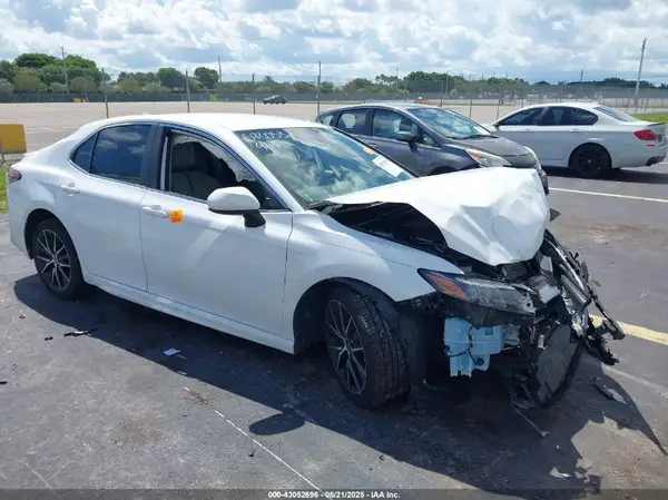 4T1G11AK2MU572053 2021 TOYOTA CAMRY - Image 1