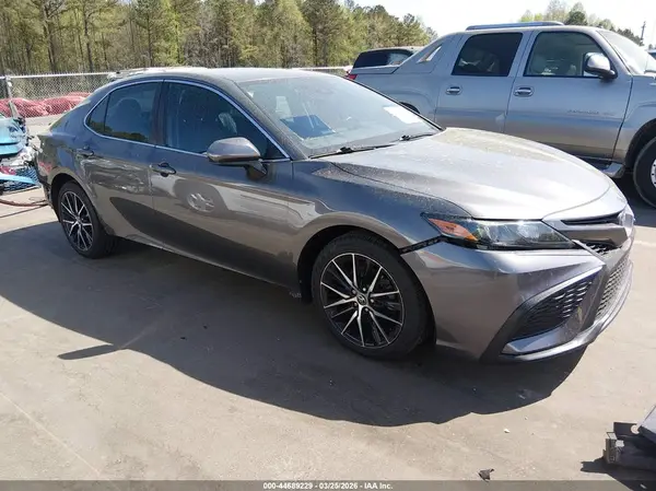 4T1G11AK2MU572120 2021 TOYOTA CAMRY - Image 1