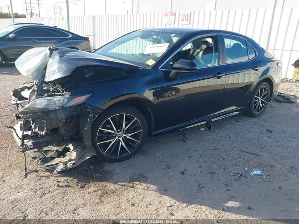 4T1G11AK2MU574515 2021 TOYOTA CAMRY - Image 2