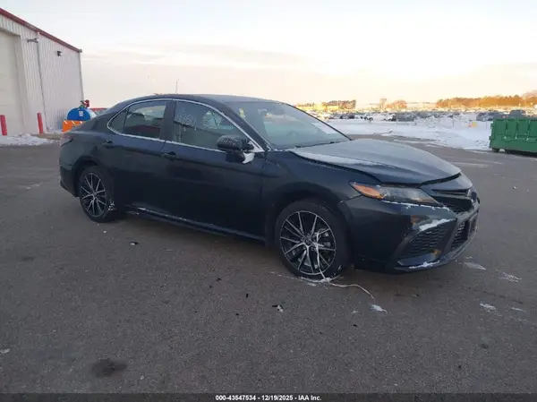 4T1G11AK2MU576698 2021 TOYOTA CAMRY - Image 1