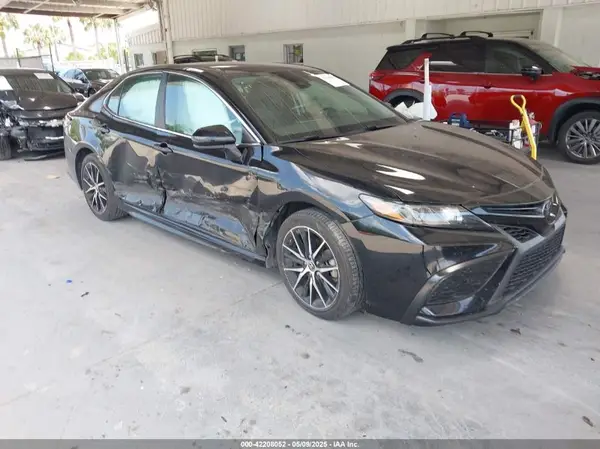 4T1G11AK2MU582906 2021 TOYOTA CAMRY - Image 1