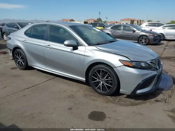 4T1G11AK2MU587944 2021 TOYOTA CAMRY - Image 1