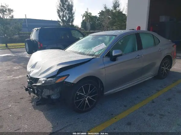 4T1G11AK2MU592321 2021 TOYOTA CAMRY - Image 2