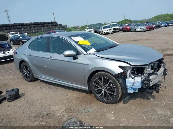 4T1G11AK2MU598717 2021 TOYOTA CAMRY - Image 1