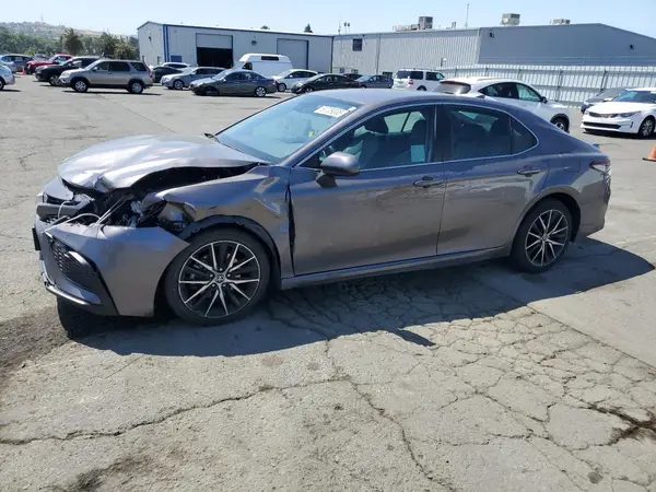 4T1G11AK2MU600899 2021 TOYOTA CAMRY - Image 1