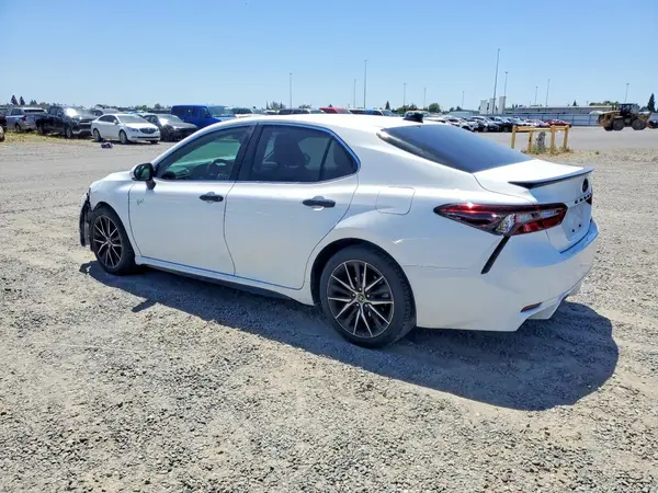 4T1G11AK2MU605701 2021 TOYOTA CAMRY - Image 2