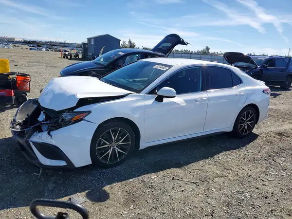 4T1G11AK2MU613605 2021 TOYOTA CAMRY - Image 1