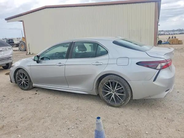 4T1G11AK2NU002359 2022 TOYOTA CAMRY - Image 2