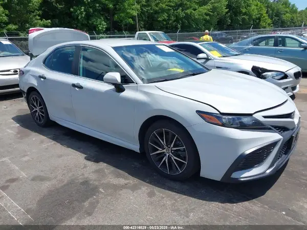 4T1G11AK2NU007111 2022 TOYOTA CAMRY - Image 1