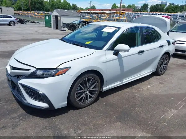 4T1G11AK2NU007111 2022 TOYOTA CAMRY - Image 2