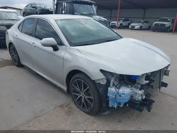 4T1G11AK2NU015080 2022 TOYOTA CAMRY - Image 1