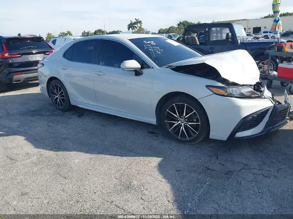 4T1G11AK2NU015337 2022 TOYOTA CAMRY - Image 1