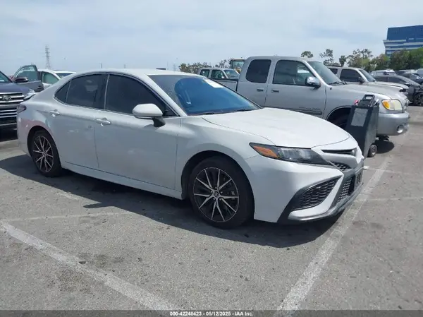 4T1G11AK2NU035085 2022 TOYOTA CAMRY - Image 1