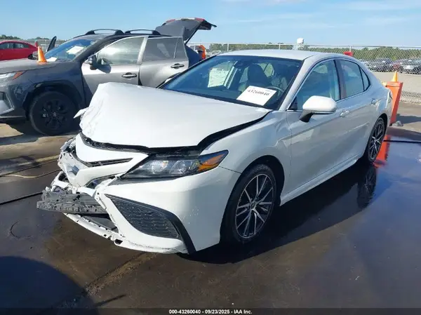 4T1G11AK2NU043526 2022 TOYOTA CAMRY - Image 2